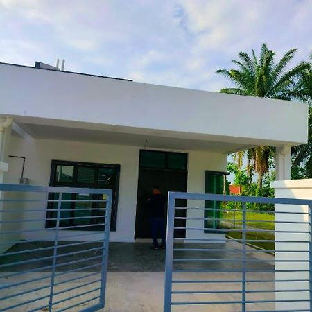 Aiman'S Rose Homestay Teluk Panglima Garang Exterior photo