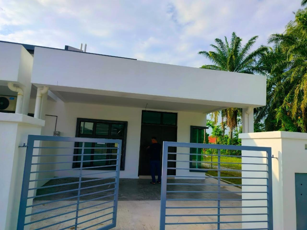 Aiman'S Rose Homestay Teluk Panglima Garang Exterior photo